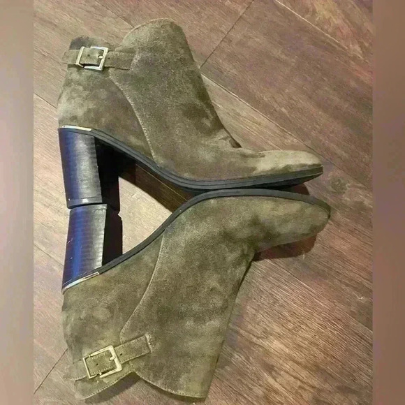 Bandolino Olive Green Faux Suede Gold Detail Heeled Ankle Boots size 8 - Picture 2 of 12